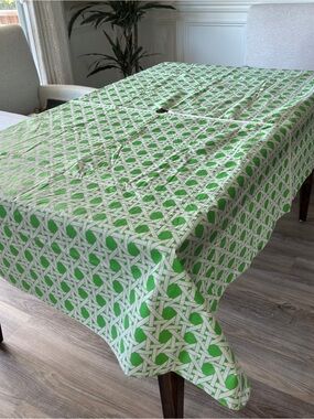 Lettuce work outdoor vinyl tablecloth with umbrella hole & zipper 60X84 NWOT
